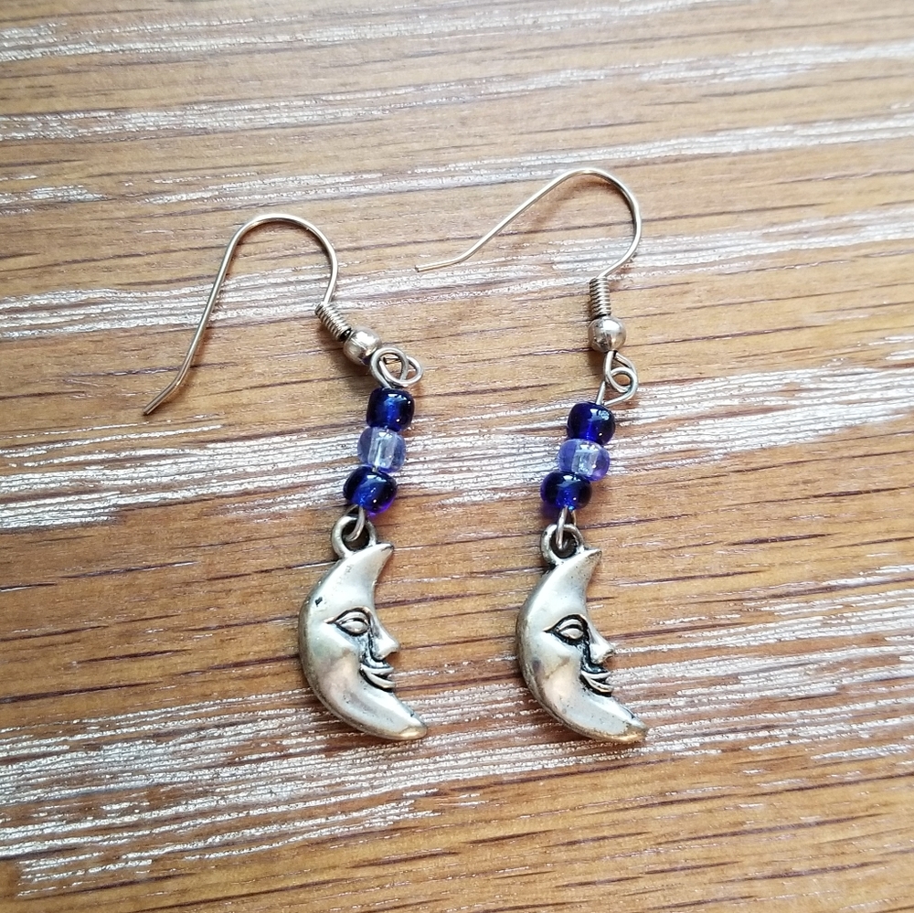 🎉 5 for $25: Silver beaded crescent moon earrings